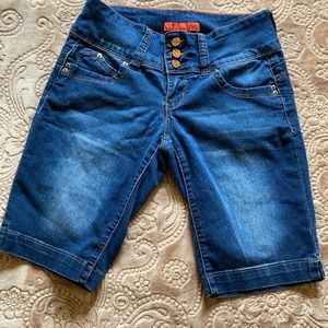 Women's size 5 ymi bremudas